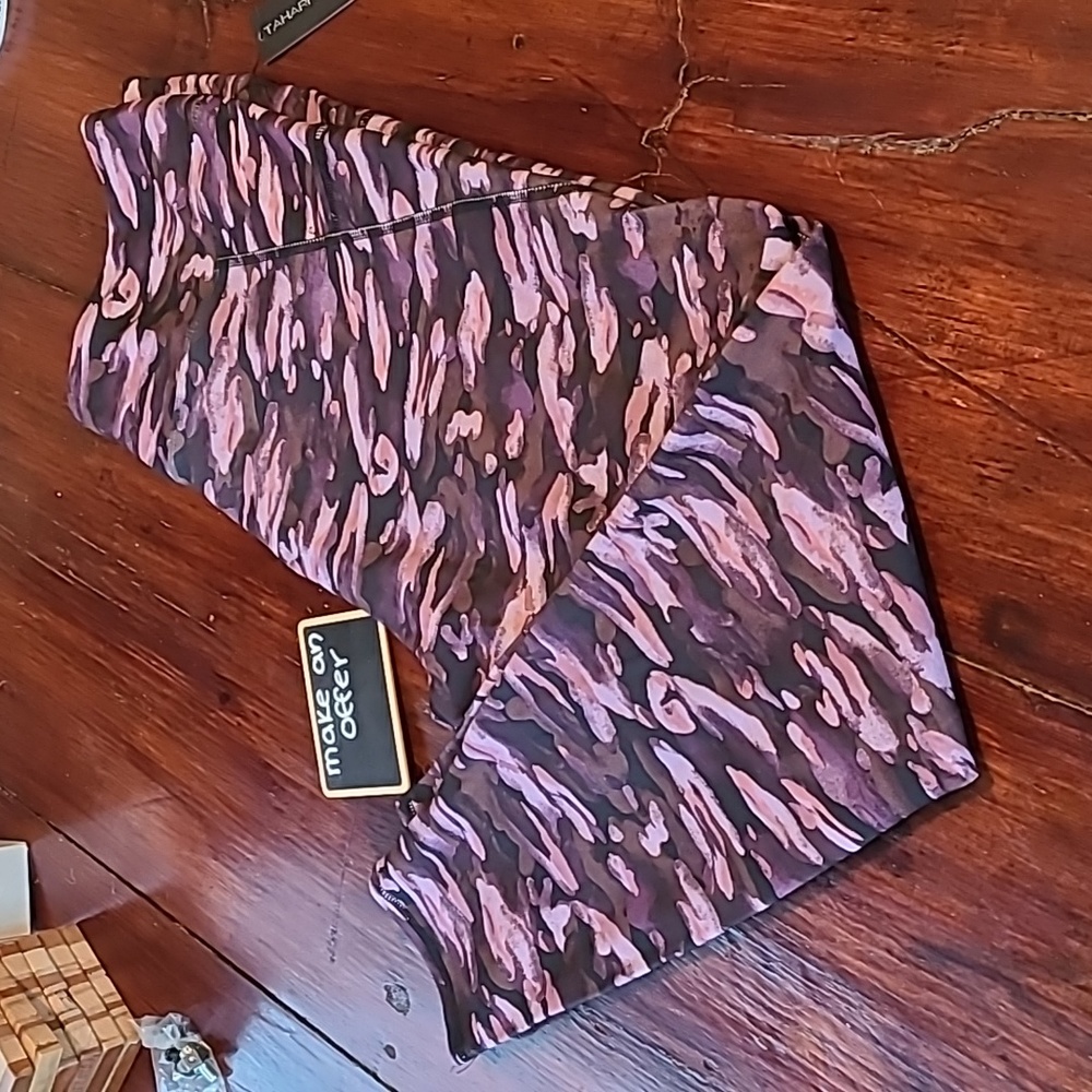 Nwt Tahari work out pants/ leggings. 3 pockets.